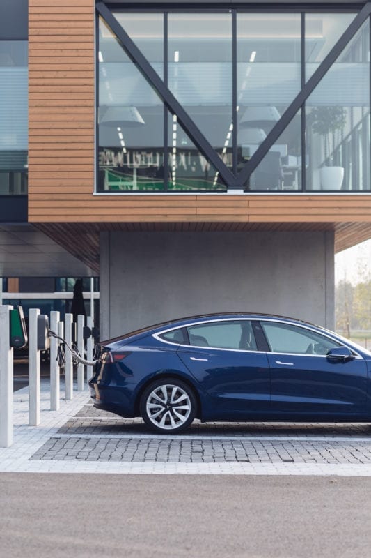 Tesla bij bedrijfspand